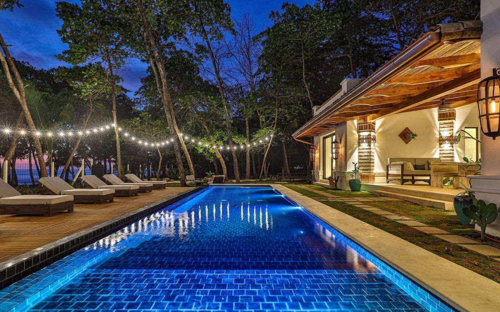 A nigh view picture at Casa Teresa's Luxury villa pool